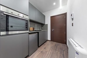 Fridge, microwave, oven, stovetop - Modern Spacious Sleeps 4 Studio Golders Green (Greater London)