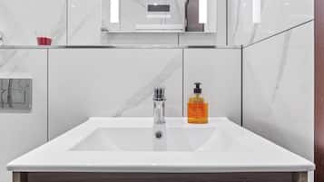 Bañera, secador de pelo, toallas