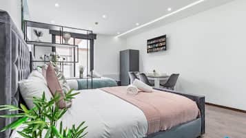 1 habitación, tabla de planchar con plancha, wifi y ropa de cama