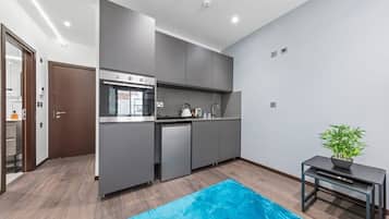 Geladeira, micro-ondas, fogão, cooktop