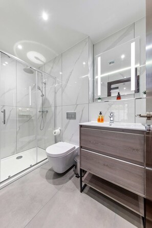 Badewanne, Haartrockner, Handtücher