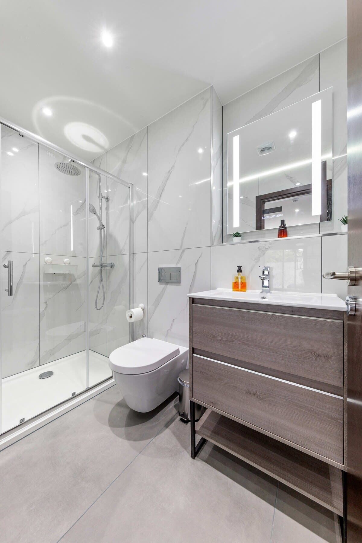 Banheira, secador de cabelo, toalhas de banho 