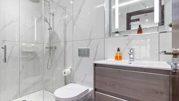 Banheira, secador de cabelo, toalhas de banho