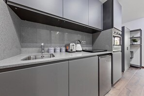 Fridge, microwave, oven, stovetop - Serviced Studio Flat Golders Green near Hampstead (Greater London)