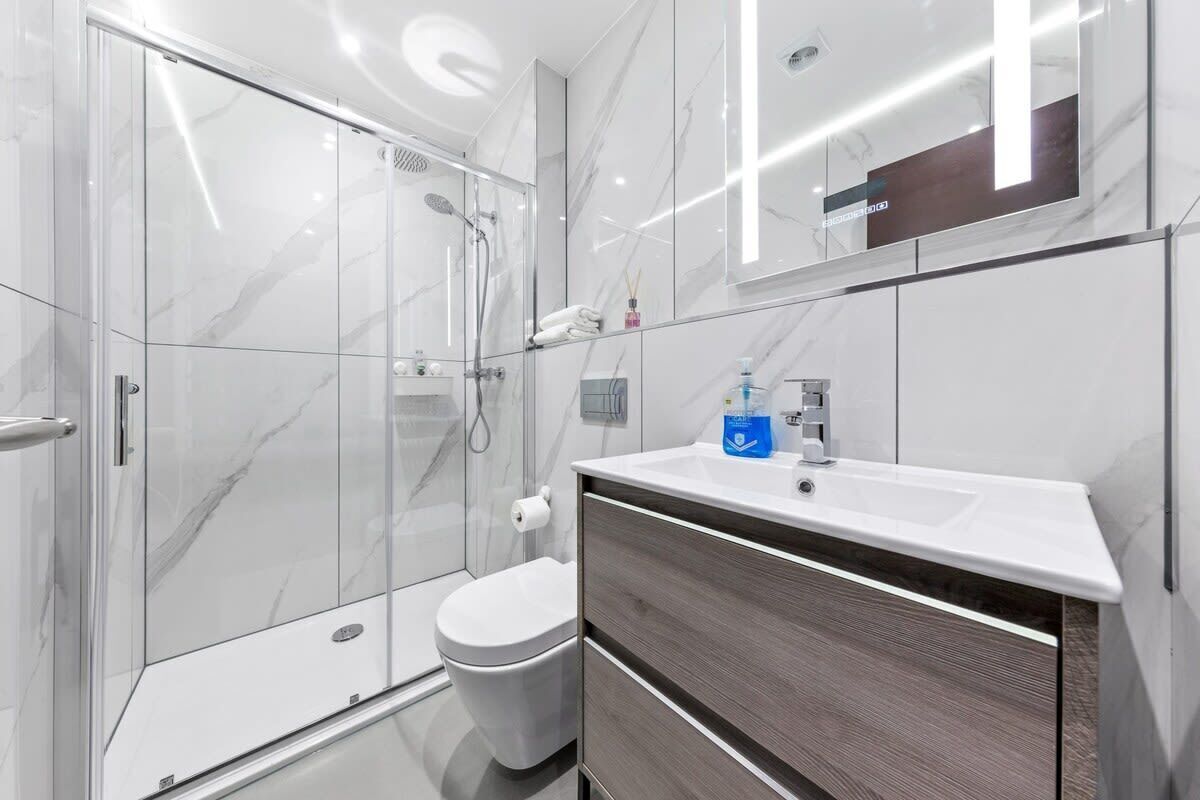 Dusj, hårføner, håndklær og sjampo