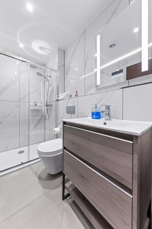 Shower, hair dryer, towels, shampoo