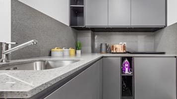 Kjøleskap, mikrobølgeovn, ovn og kokeplater