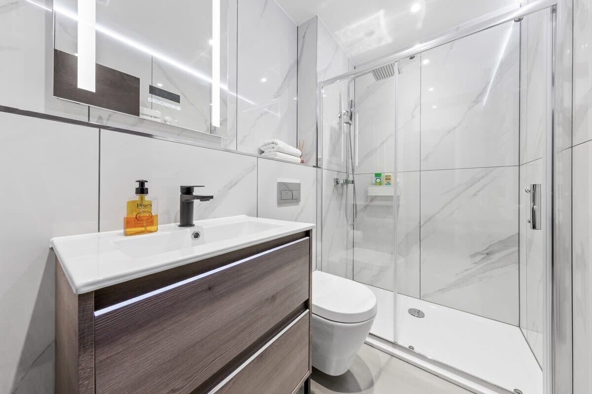 Badekar, hårføner, håndklær og sjampo