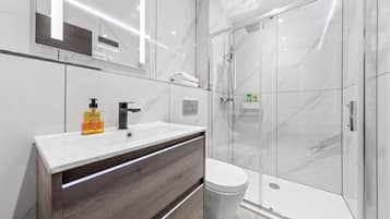 Badekar, hårføner, håndklær og sjampo