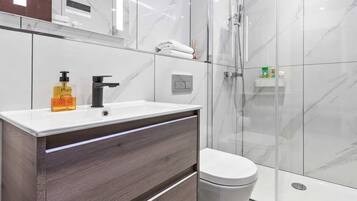 Badekar, hårtørrer, håndklæder