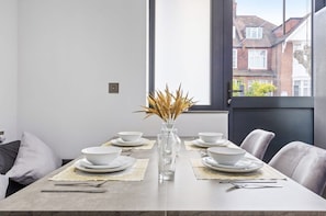 Dining - Luxury Studio in London Sleeps 4 (Greater London)