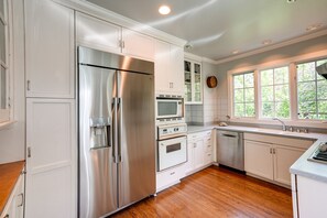 House (5 Bedrooms) | Private kitchen | Microwave, oven, stovetop, dishwasher - Berkeley Home w/ Garden, Close to San Francisco! (Berkeley)