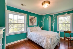 5 bedrooms, laptop workspace, iron/ironing board, bed sheets