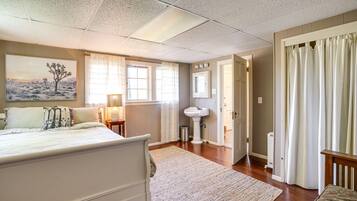 Rumah (5 Bedrooms) | 5 kamar tidur, ruang kerja ramah laptop, dan setrika/meja setrika