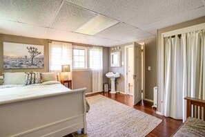 บ้านพัก (5 Bedrooms) | 5 ห้องนอน, พื้นที่ทำงานแบบใช้แล็ปท็อป, เตารีด/โต๊ะรีดผ้า, ผ้าปูที่นอน