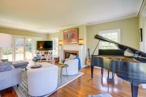 TV, fireplace, video-game console, books - Berkeley Home w/ Garden, Close to San Francisco! (Berkeley)
