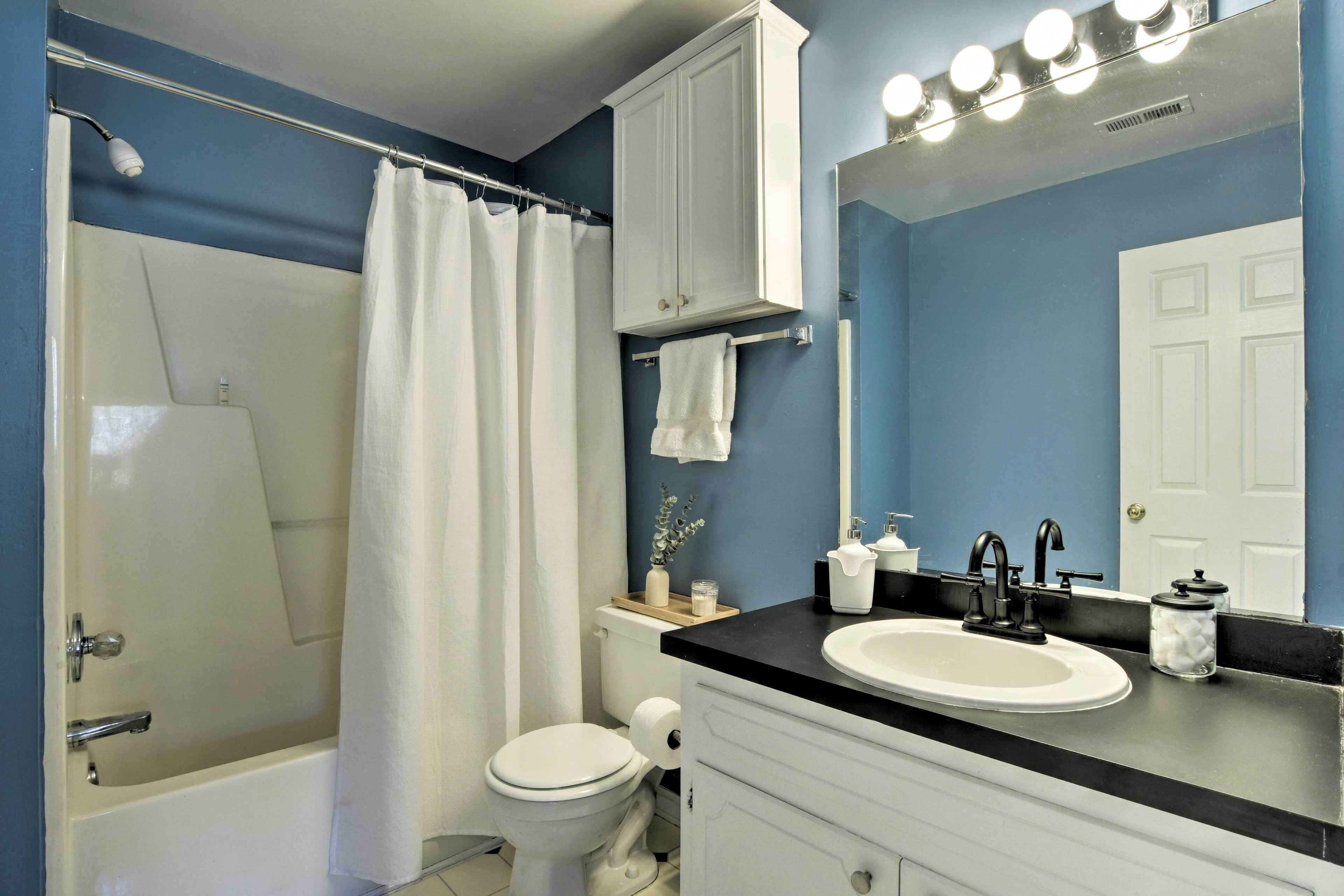 Un bagno con vasca, water, lavandino e mobile lavabo.