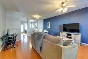 Living area - Townhome w/ Community Pool: 11 Mi to Dtwn Raleigh! (Raleigh)
