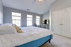 2 bedrooms, iron/ironing board, bed sheets - Townhome w/ Community Pool: 11 Mi to Dtwn Raleigh! (Raleigh)