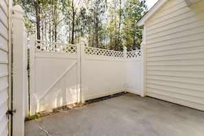 Property grounds - Townhome w/ Community Pool: 11 Mi to Dtwn Raleigh! (Raleigh)