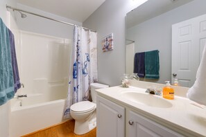 A bathroom with a bathtub, toilet, and sink. - Townhome w/ Community Pool: 11 Mi to Dtwn Raleigh! (Raleigh)