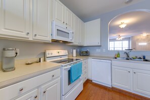 Microwave, oven, stovetop, dishwasher - Townhome w/ Community Pool: 11 Mi to Dtwn Raleigh! (Raleigh)