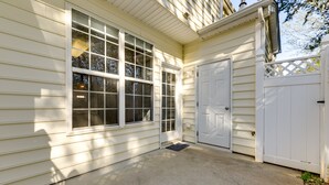 Una casa con un portone garage, un ingresso e un'ampia finestra.