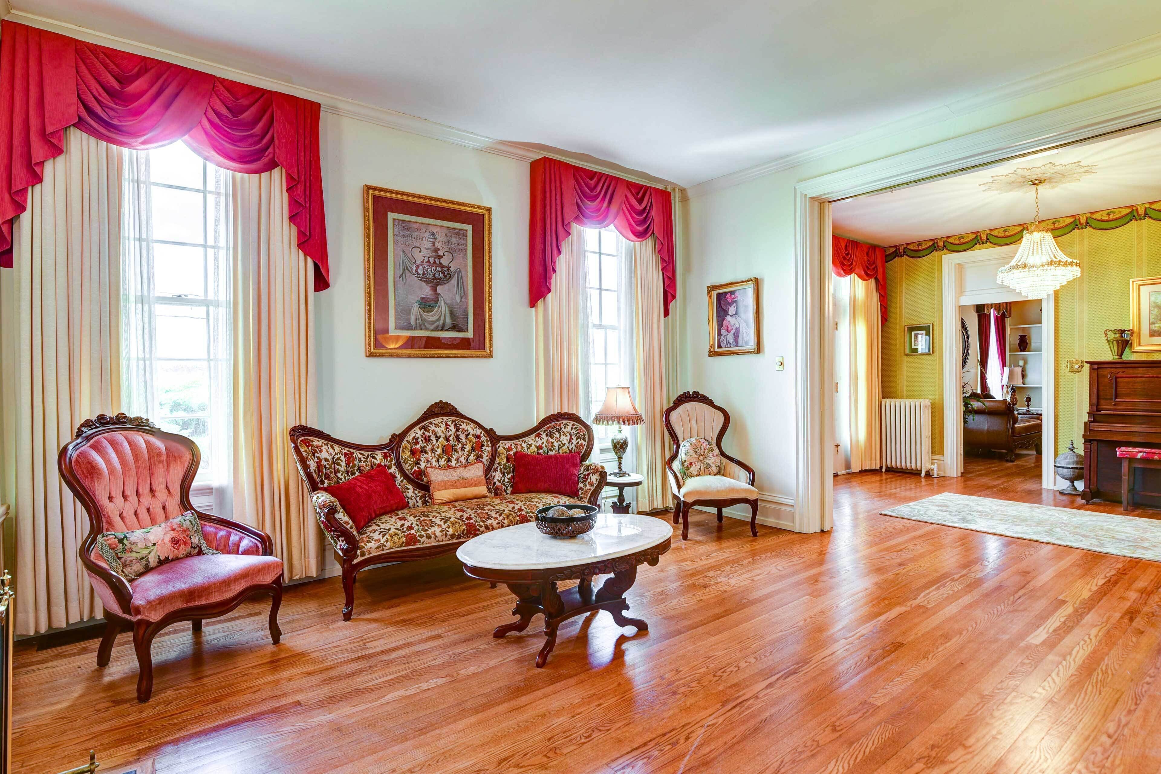 House (5 Bedrooms) | Interior