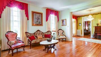 House (5 Bedrooms) | Interior