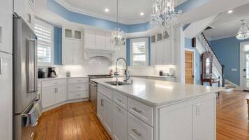 Fridge, oven, stovetop, dishwasher