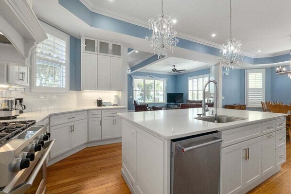 Fridge, oven, stovetop, dishwasher