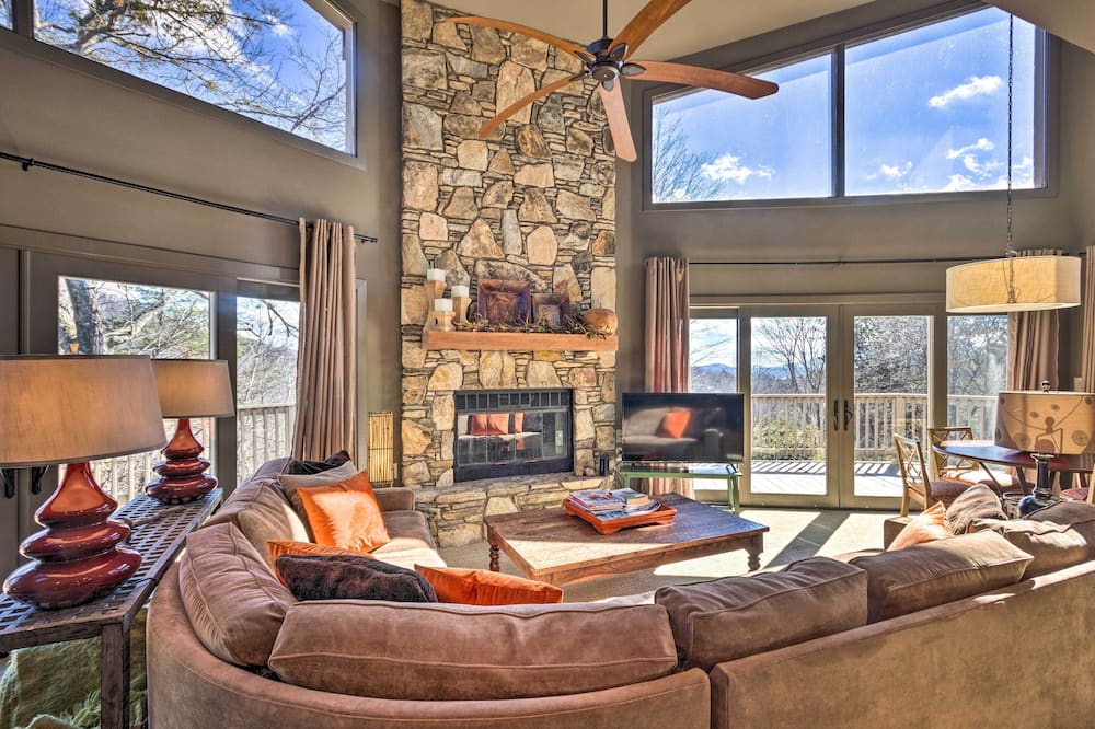 Luxe Rumbling Bald Home w/ Deck & Mountain View - Chimney Rock, NC
