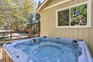 Interior - Half-mi to Bear Mtn Ski Resort: Cabin w/ Hot Tub (Big Bear Lake)