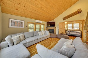 House (5 Bedrooms) | Interior