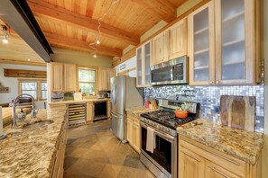House (5 Bedrooms) | Interior