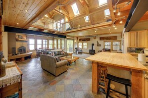 House (5 Bedrooms) | Interior