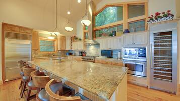 House (5 Bedrooms) | Interior