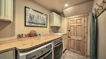 House (5 Bedrooms) | Interior