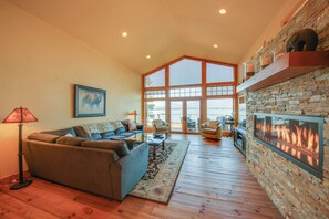 House (5 Bedrooms) | Interior