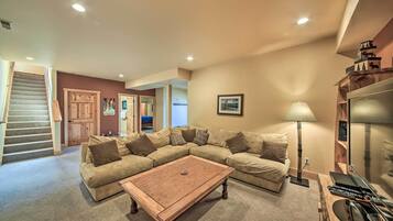 House (5 Bedrooms) | Interior