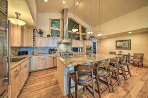 House (5 Bedrooms) | Interior