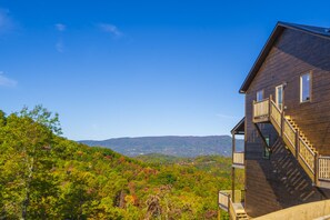 Exterior - BRAND NEW LUXURY CABIN: INDOOR HTD. POOL, THEATER ROOM & 50 MILE RANGE MTN VIEWS (Sevierville)