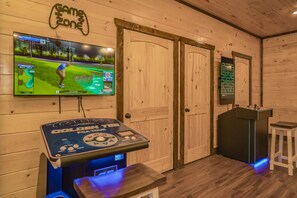 Game room - BRAND NEW LUXURY CABIN: INDOOR HTD. POOL, THEATER ROOM & 50 MILE RANGE MTN VIEWS (Sevierville)