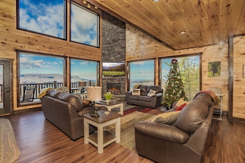 BRAND NEW LUXURY CABIN: INDOOR HTD. POOL, THEATER ROOM & 50 MILE RANGE MTN VIEWS