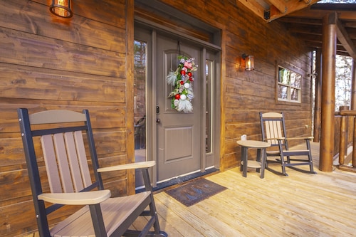 BRAND NEW LUXURY CABIN: INDOOR HTD. POOL, THEATER ROOM & 50 MILE RANGE MTN VIEWS