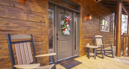 BRAND NEW LUXURY CABIN: INDOOR HTD. POOL, THEATER ROOM & 50 MILE RANGE MTN VIEWS