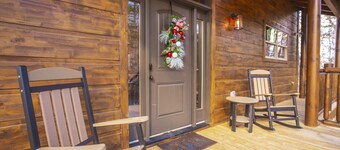 BRAND NEW LUXURY CABIN: INDOOR HTD. POOL, THEATER ROOM & 50 MILE RANGE MTN VIEWS