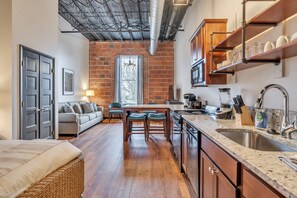 Queen Loft | Private kitchen | Full-size fridge, microwave, oven, stovetop - The Brewer's Lofts Above Grand Strand Brewing (Myrtle Beach)