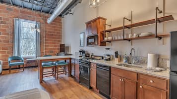 Loft urbano | Cozinha privada | Geladeira grande, micro-ondas, fogão, cooktop