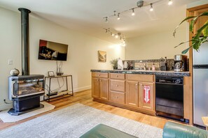 Une cuisine moderne dotée d’une cuisinière intégrée, de meubles en bois et d’un lave-vaisselle.